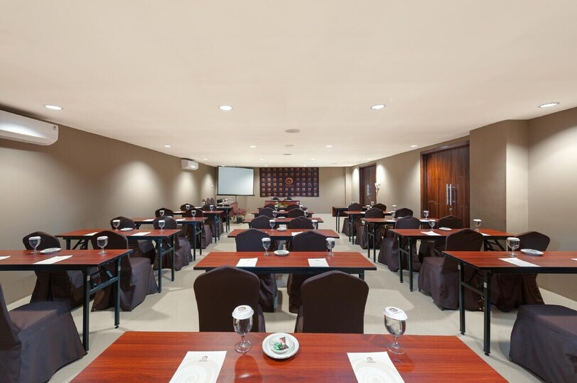 BALL ROOM AND MEETING ROOMS